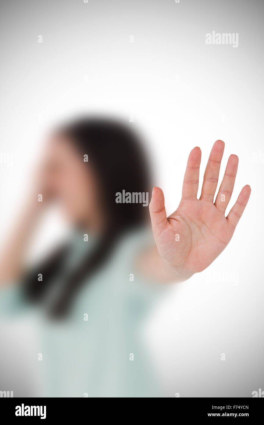 Zusammengesetztes Bild irritiert Frau zeigt ihre hand Stockfoto