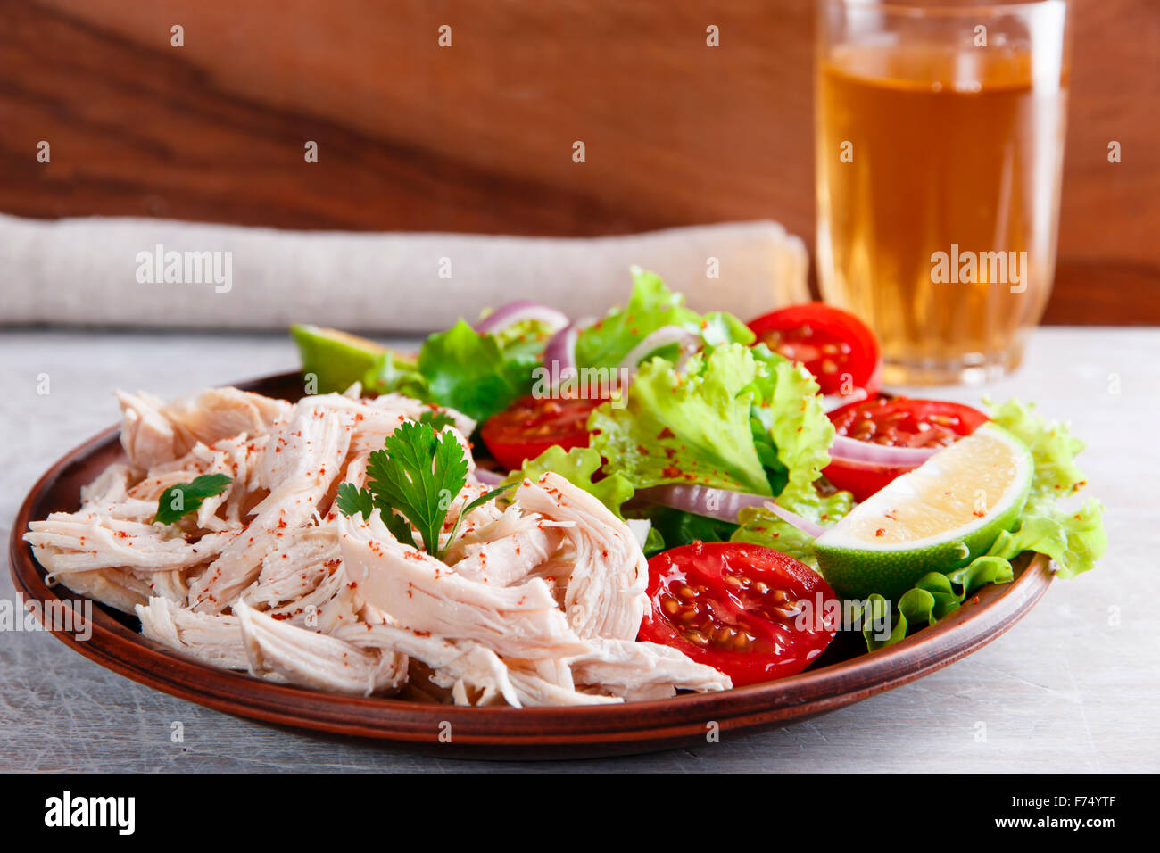 weißes Hühnerfleisch mit Salat Tomate gekocht Stockfoto