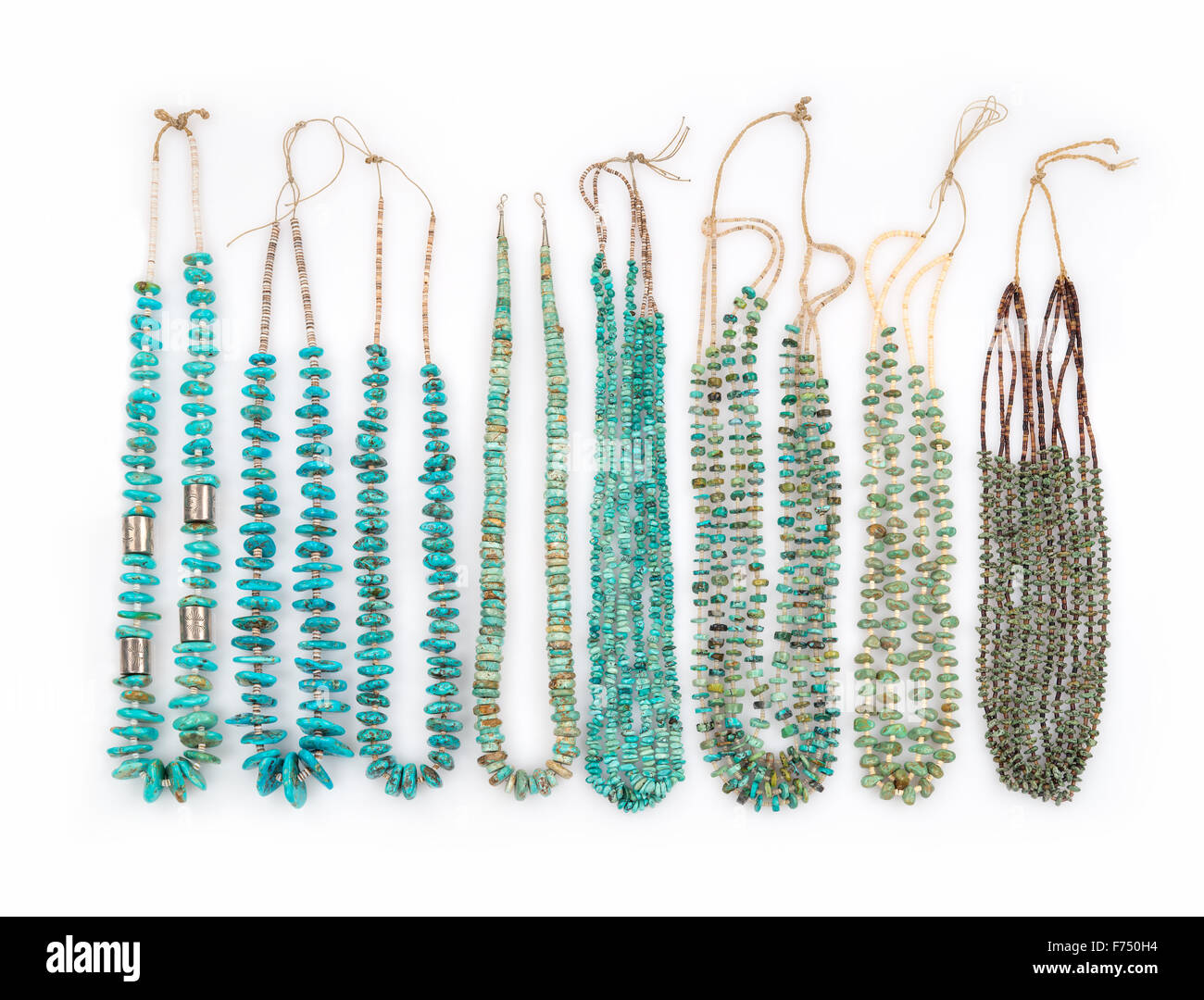 Eine Sammlung von Vintage türkis native american Halsketten mit Silber Perlen und Schildpatt heishe Perlen aufgereiht sind o Stockfoto