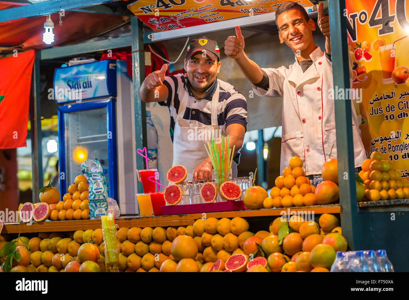 Sehr erfrischend frischen Saft aus Zitrusfrüchten, Jamma el Fna Platz in Marrakesch Stockfoto