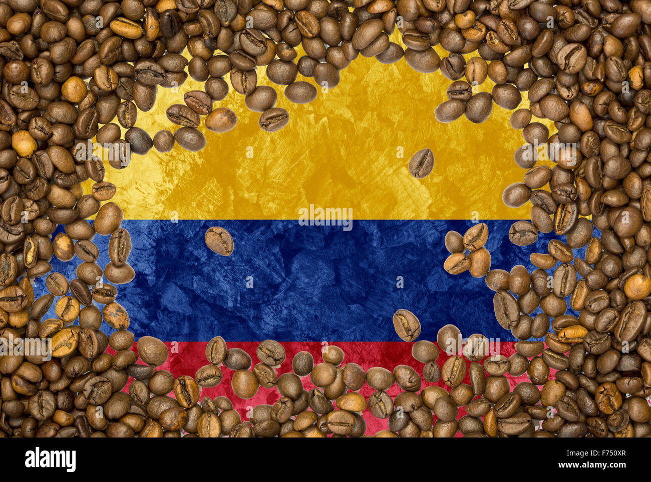 Nationalen Landesflagge von Kolumbien unter dem Hintergrund einer braunen Kaffeebohnen Stockfoto