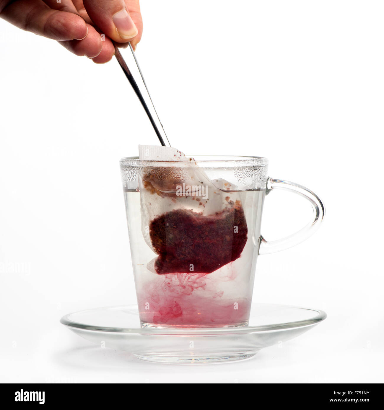 Tasse Früchtetee mit Teebeutel, Stockfoto