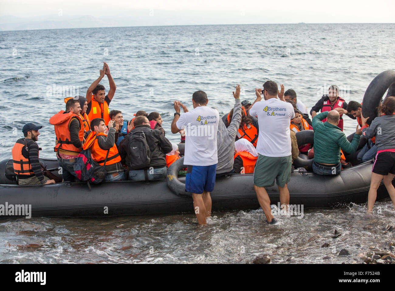 Syrische Migranten auf der Flucht vor dem Krieg und Flucht nach Europa, Landung auf der griechischen Insel Lesbos an der Nordküste am Efthalou. Bis zu 4.000 Migranten sind täglich landen auf der Insel und überwältigend die Behörden. Sie sind Traficked von illegalen türkischen Menschenhändler, die bis zu 2.000 $ pro Person für eine halbe Stunde Fahrt in einem überfüllten aufblasbare Boot vom türkischen Festland nach Lesbos zu berechnen. Stockfoto