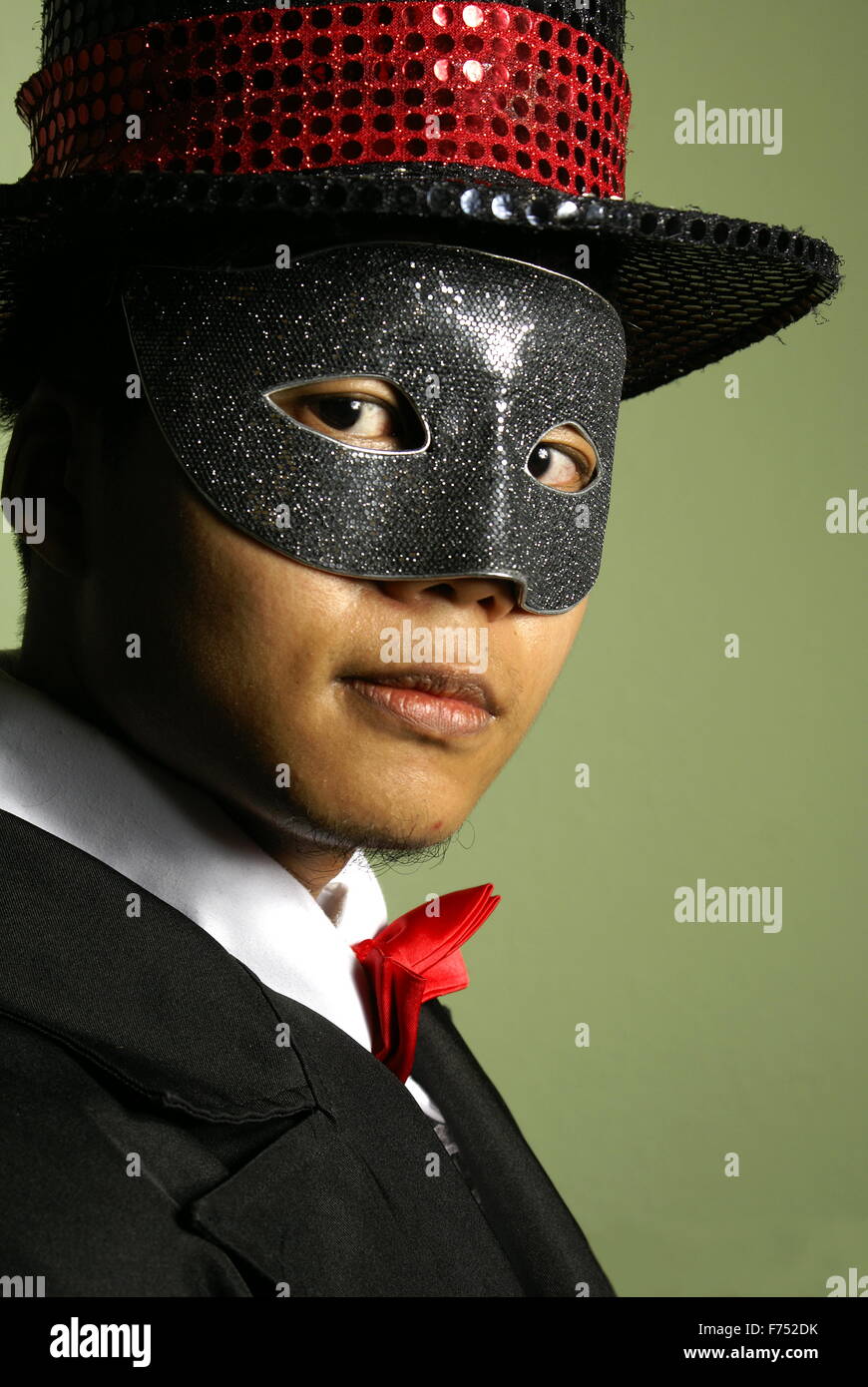 Asiatischer Mann in Maske und Zylinder Stockfoto