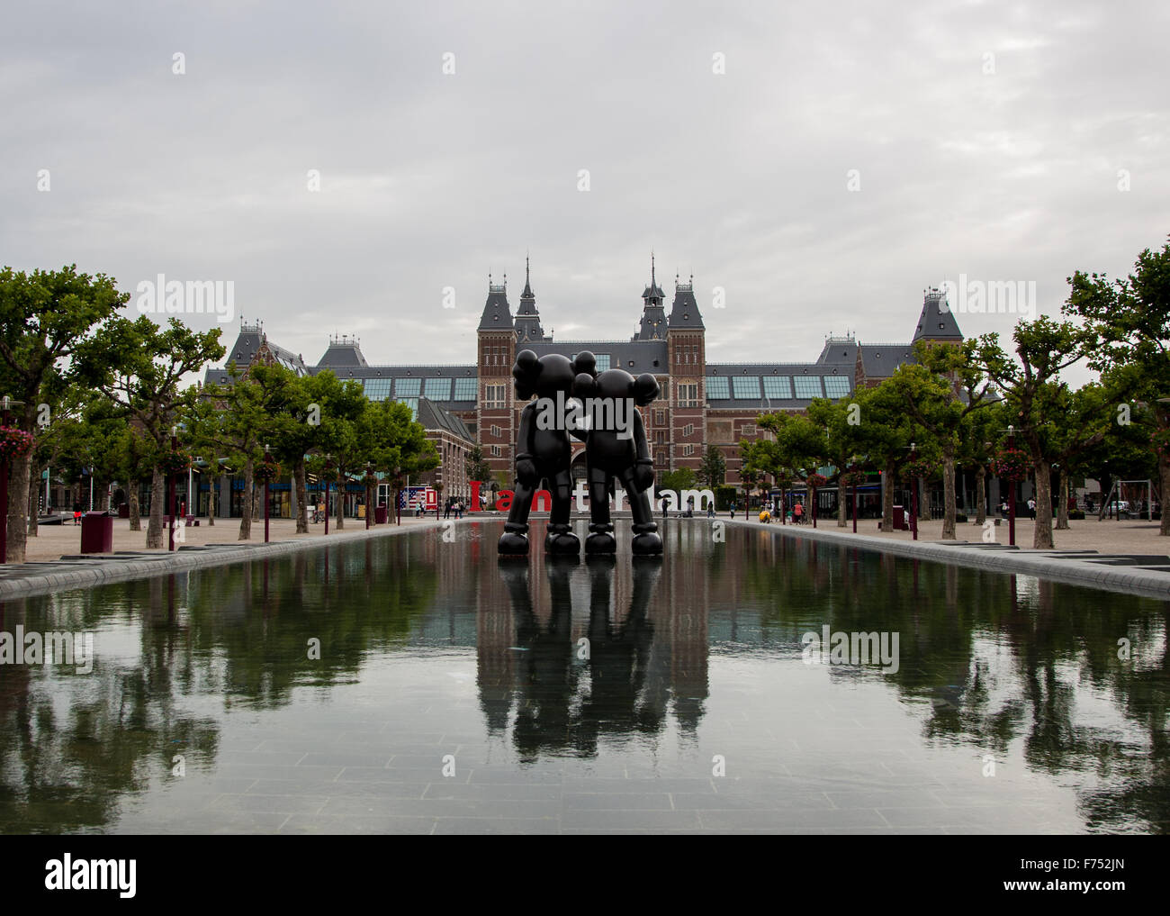 Statue im Wasser vor Rijksmuseum Museum in Amsterdam Holland Stockfoto