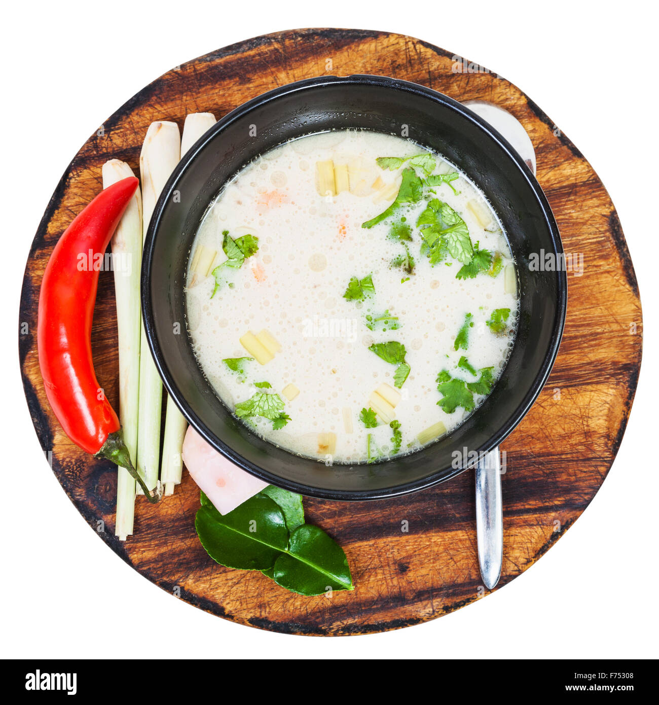 über Ansicht Suppe Tom Yam Nam Khon gemacht mit Garnelen, Kokosmilch, Koriander, Chili, Zitronengras, Galgant Kaffir lime le Stockfoto