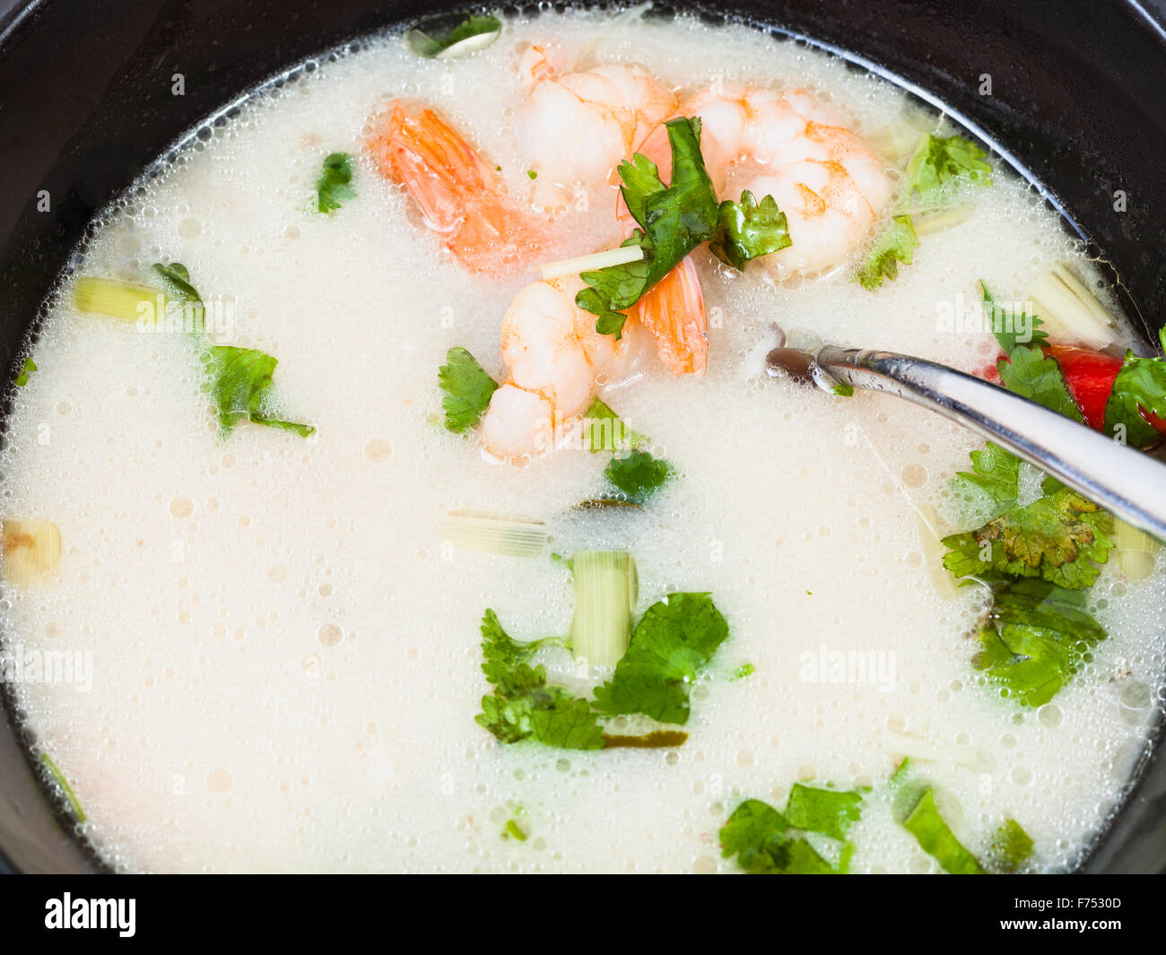 Oberfläche des sauer-scharf Suppe Tom Yam Nam Khon gemacht mit Garnelen, Kokosmilch, Koriander, Chili, Zitronengras, Galgant, Stockfoto