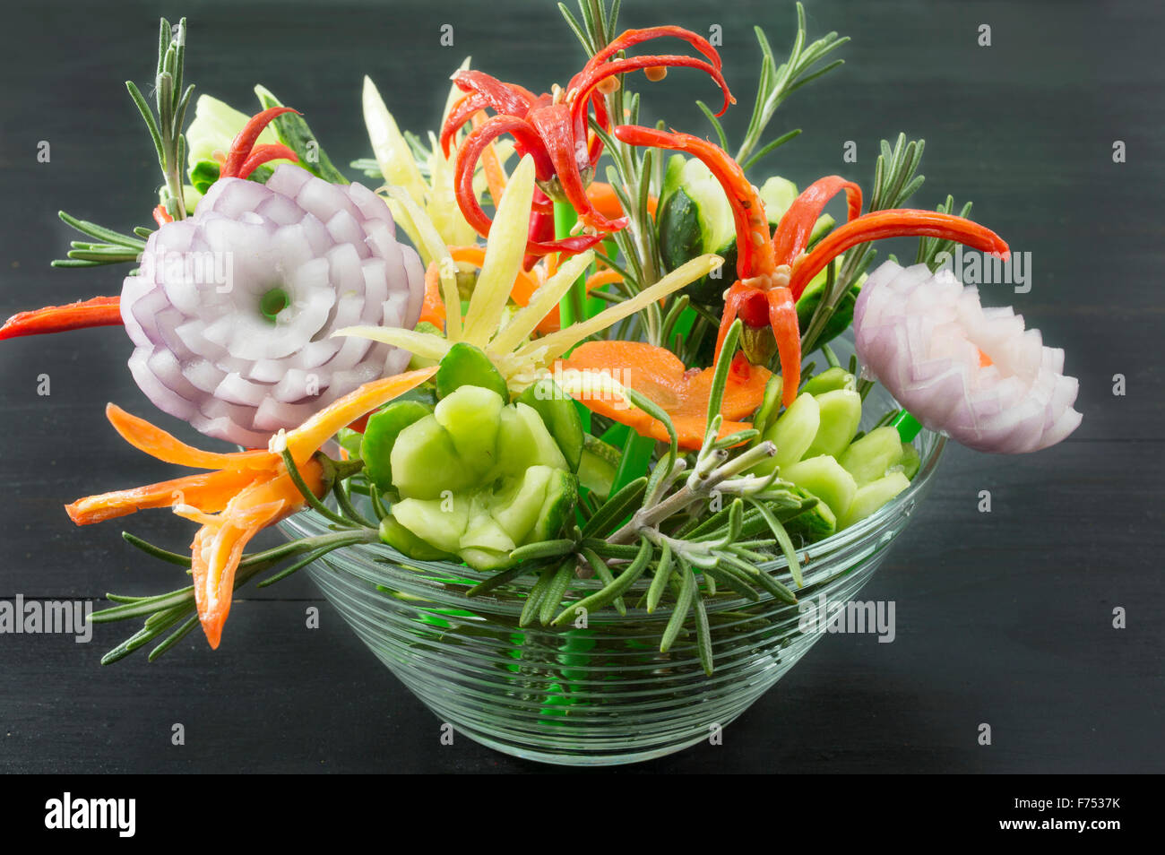In einer Schüssel serviert hausgemachte einzigartige Blume geformt Gemüse Salat Stockfoto
