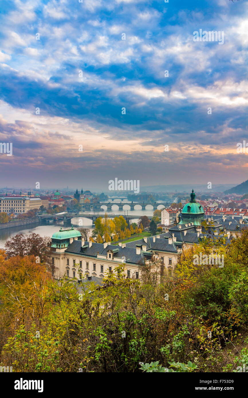 Prag und Vltava (Moldau) von Hügel Letná - romantische anzeigen nach nebligen Sonnenuntergang - europäische Hauptstadt der böhmischen Tschechien Stockfoto