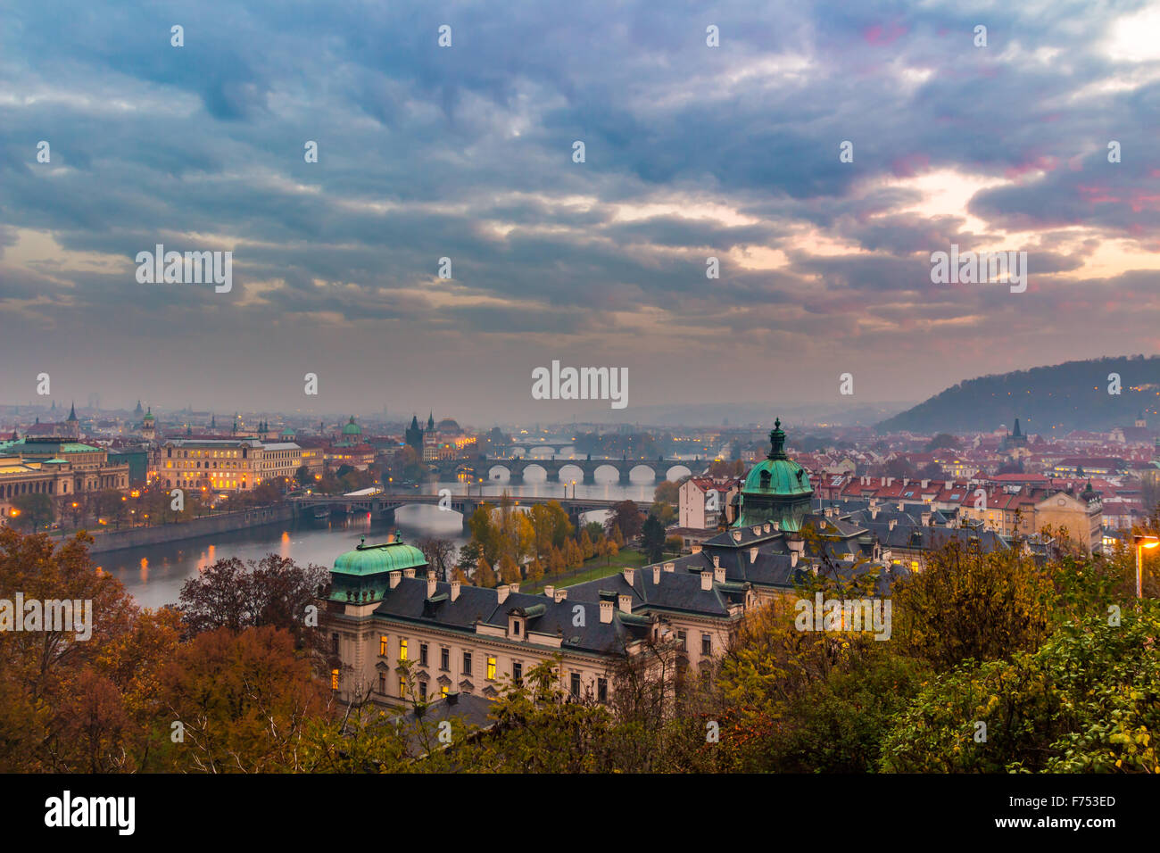 Prag und Vltava (Moldau) von Hügel Letná - romantische anzeigen nach nebligen Sonnenuntergang - europäische Hauptstadt der böhmischen Tschechien Stockfoto
