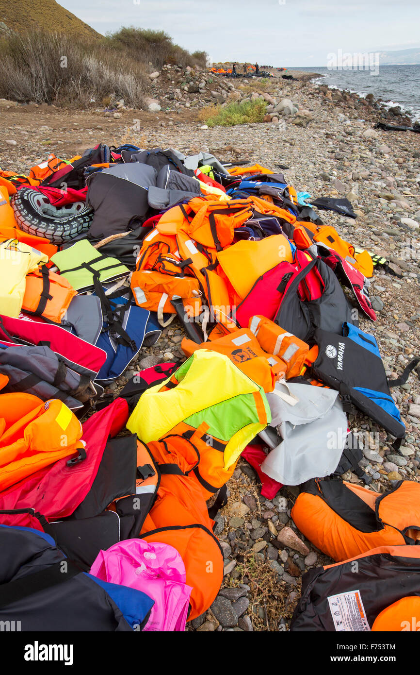 Schwimmwesten und Reste der Boote von syrische Migrant/innen auf der Flucht vor dem Krieg und Flucht nach Europa, Landung auf der griechischen Insel Lesbos an der Nordküste am Efthalou verließ. Bis zu 4.000 Migranten sind täglich landen auf der Insel und überwältigend die Behörden. Sie sind Traficked von illegalen türkischen Menschenhändler, die bis zu 2.000 $ pro Person für eine halbe Stunde Fahrt in einem überfüllten aufblasbare Boot vom türkischen Festland nach Lesbos zu berechnen. Stockfoto