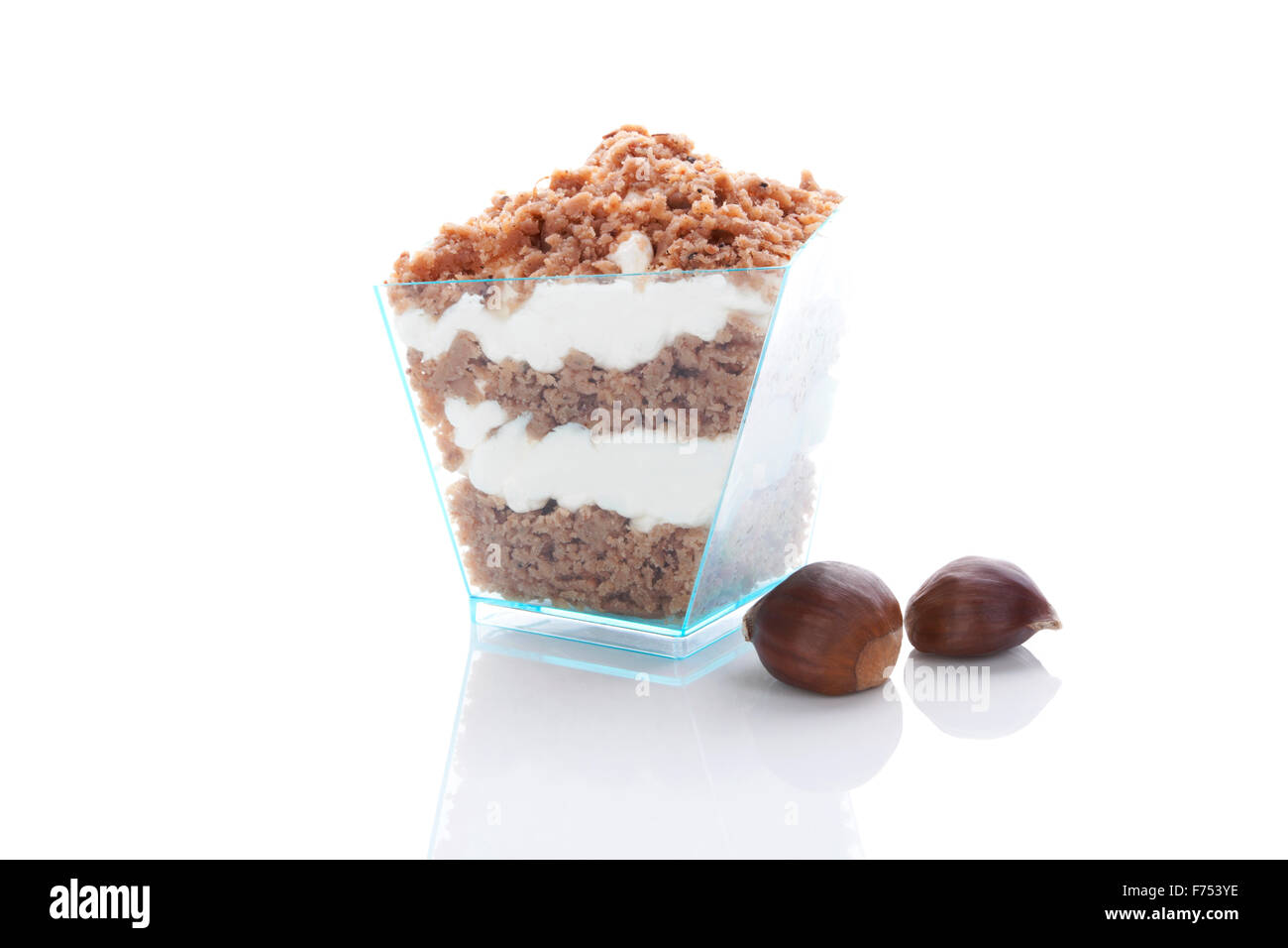 Kastanien Püree-Dessert im Glas und Kastanien isoliert auf weißem Hintergrund. Kulinarischen Süßspeise zu essen. Stockfoto