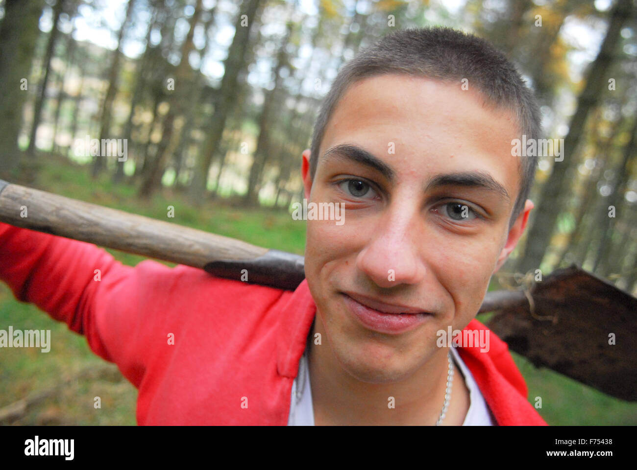 Teenager mit Schaufel Graben im Wald. Stockfoto