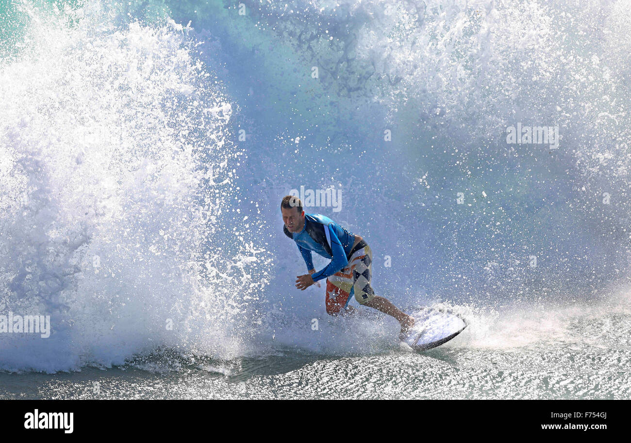 Lake Worth, Florida, USA. 25. November 2015. Eine Surfer reitet eine Welle an der Lake Worth-Pier Mittwoch, 25. November 2015, in Lake Worth. Windige Bedingungen in Palm Beach County dürften während der Ferien. © Bill Ingram/der Palm Beach Post/ZUMA Draht/Alamy Live-Nachrichten Stockfoto