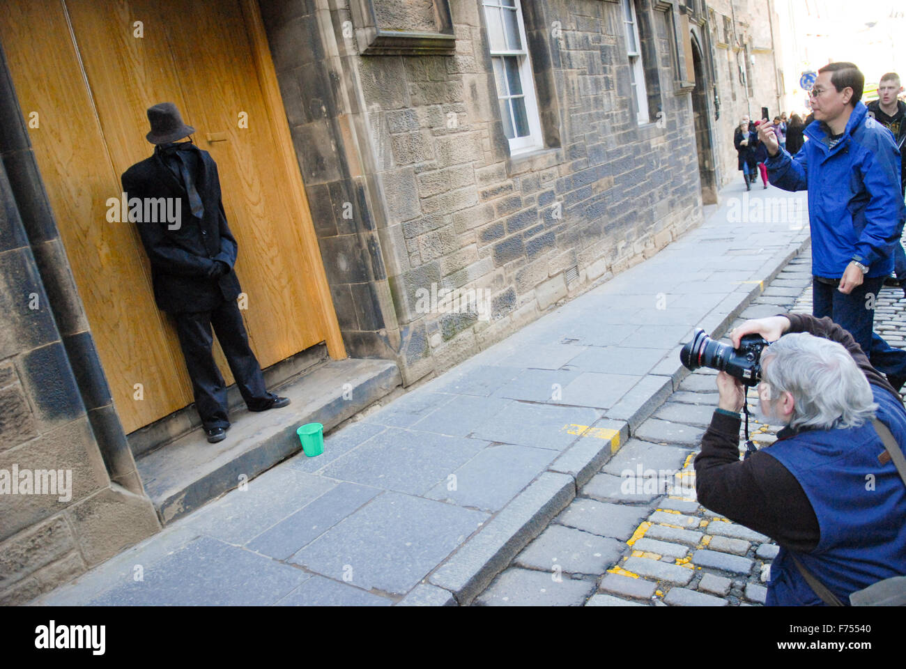 Lebende Statuen auf der Royal Mile in Edinburgh, Schottland. Stockfoto