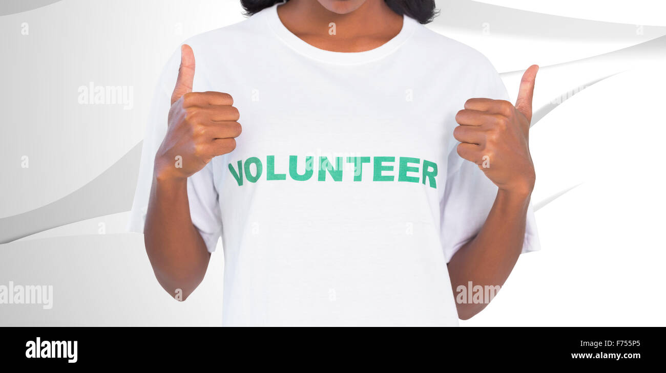 Zusammengesetztes Bild der Frau tragen freiwillige Tshirt und Daumen aufgeben Stockfoto