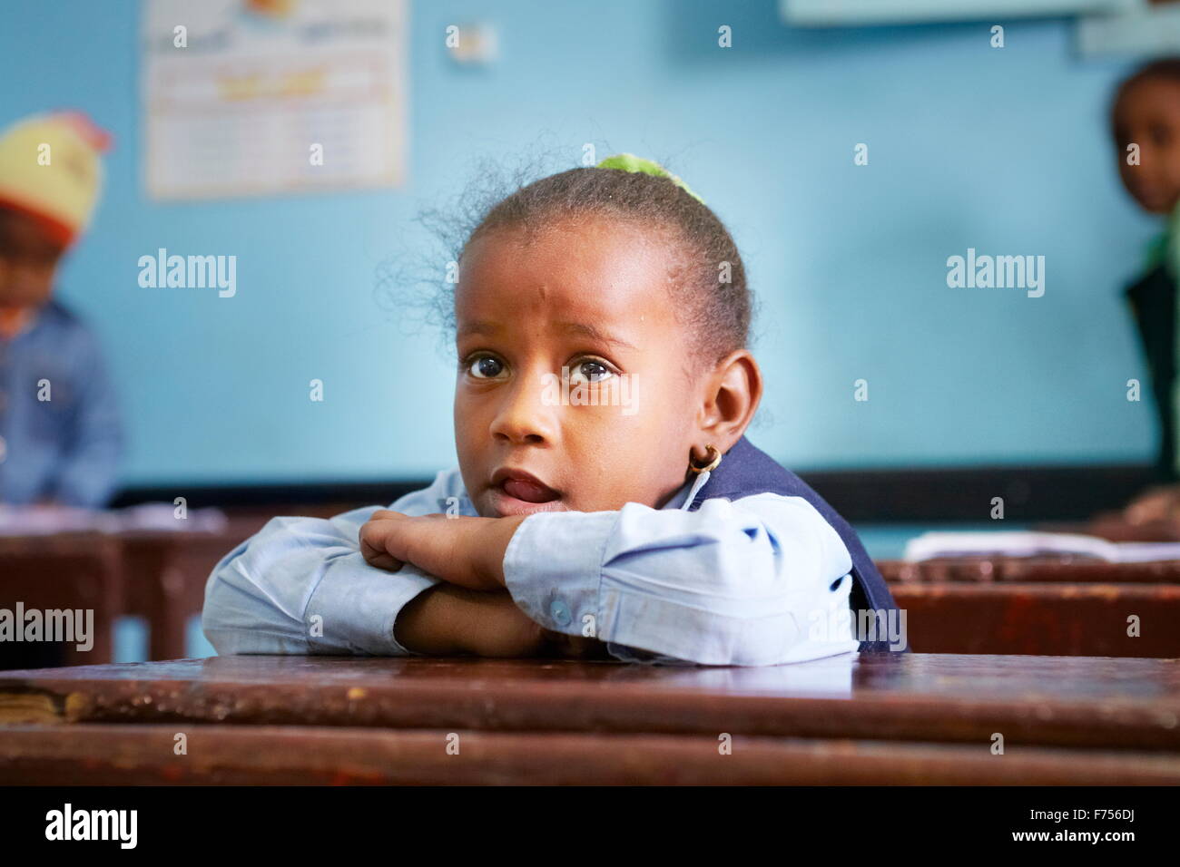 Ägyptischen Kind - nubischen Dorf in der Nähe von Assuan, Porträt des nubischen Mädchens in einem kleinen Klassenzimmer in der nubischen Schule lernen Stockfoto