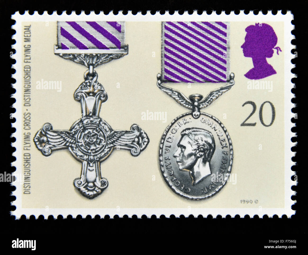 Briefmarke. Great Britain. Königin Elizabeth II. 1990. Tapferkeit ausgezeichnet. Distinguished Flying Cross und Medaille. 20p. Stockfoto