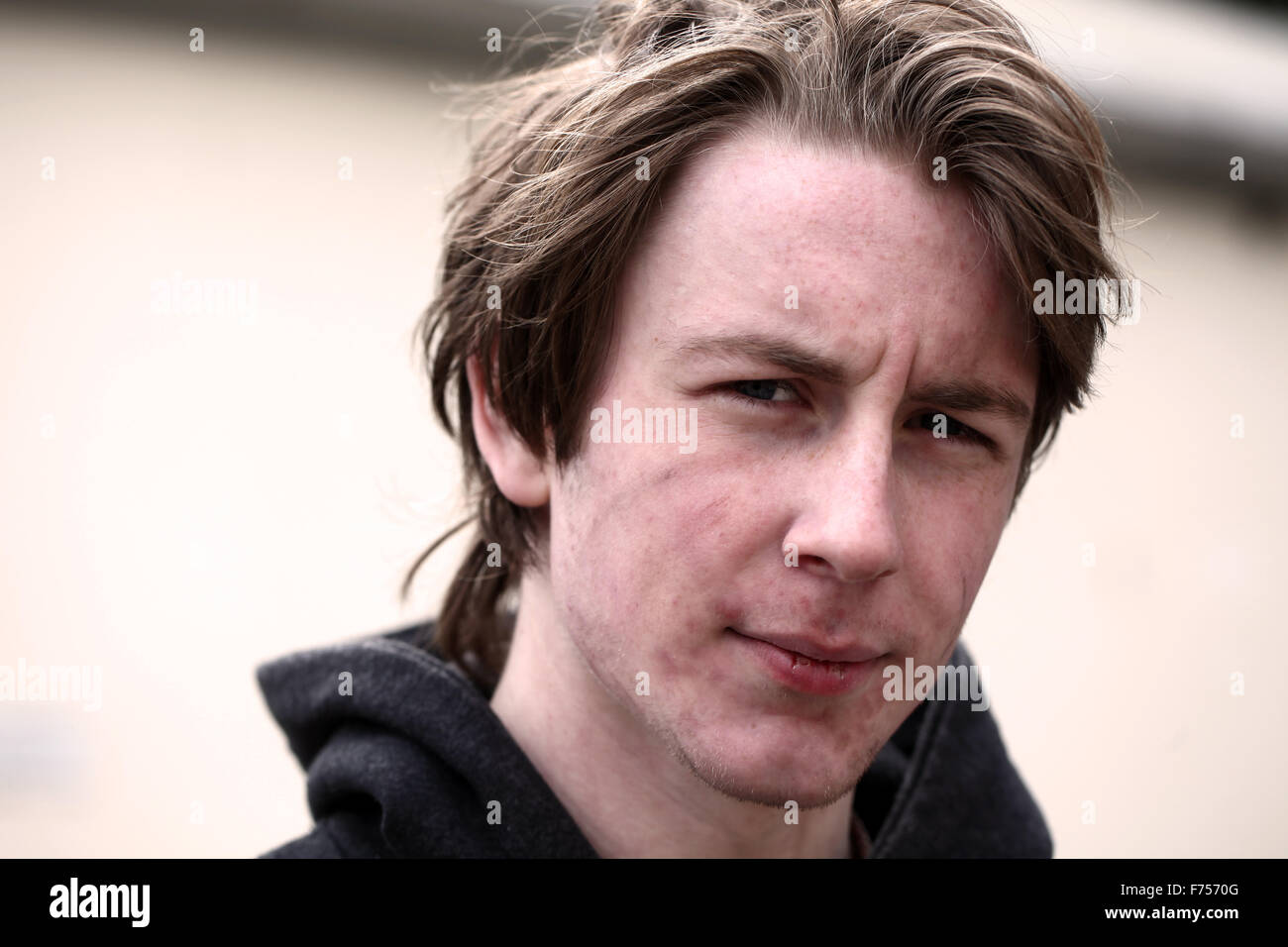 in seinen späten Teenager- oder frühen zwanziger Jahren geschlagen Wetter Gesicht eines jungen Mannes. Stockfoto