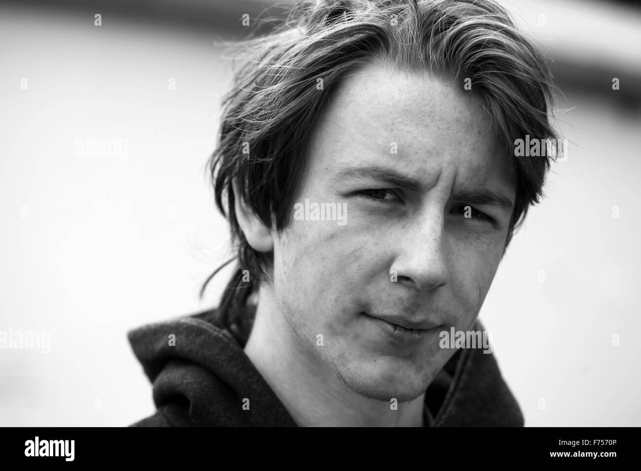 in seinen späten Teenager- oder frühen zwanziger Jahren geschlagen Wetter Gesicht eines jungen Mannes. Stockfoto