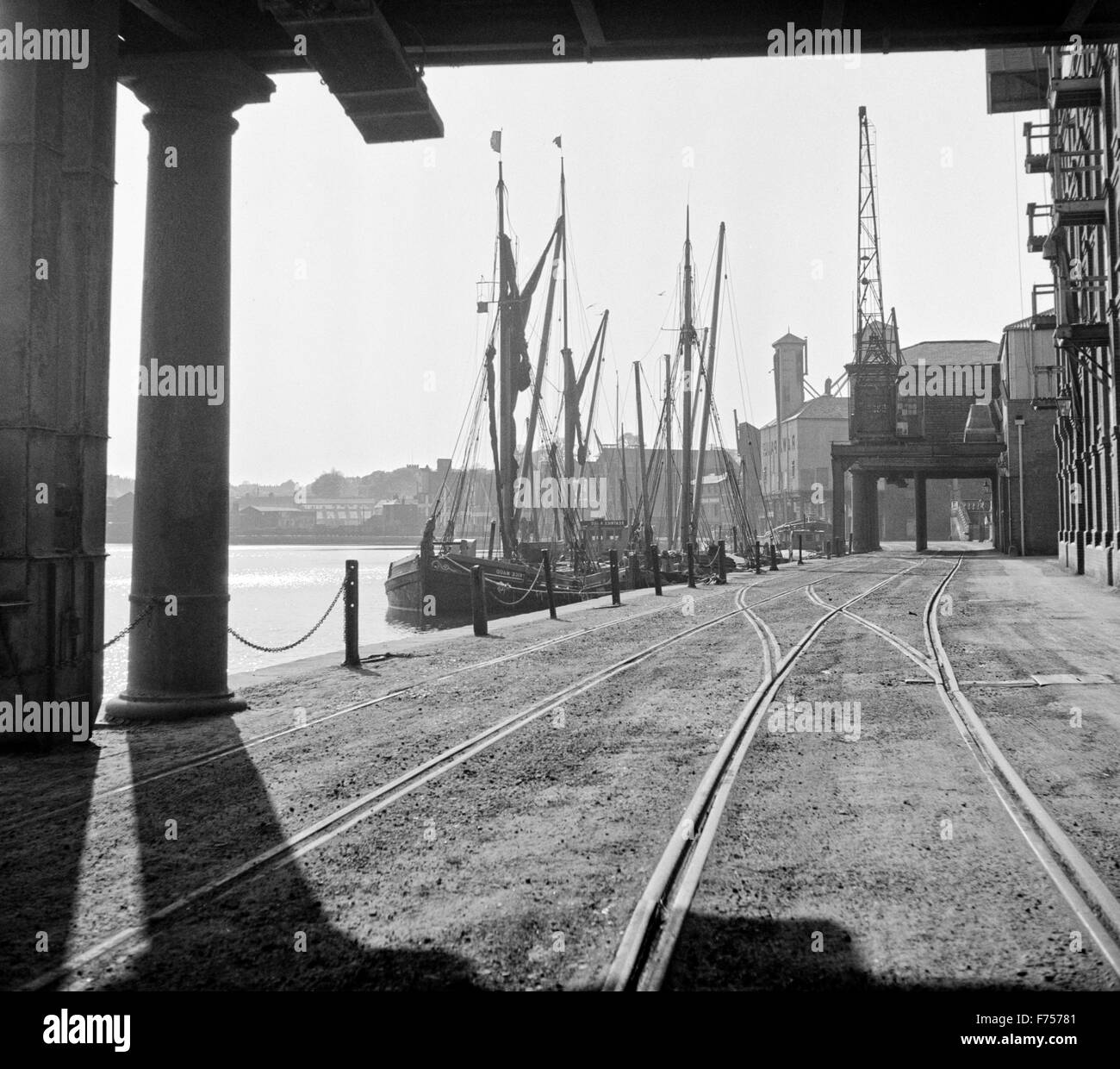 Eine Archivierung Bild von 1952 von Ipswich Docks zusammen mit Themse Segeln Schiffe an den Ufern des Flusses Orwell. Stockfoto