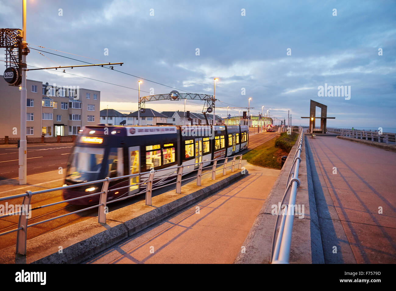 Blackpool Straßenbahn beginnt seine Reise entlang der Promenade vom Starr Tor Straßenbahn Depot der Blackpool Straßenbahn von Blackpool zu F läuft Stockfoto