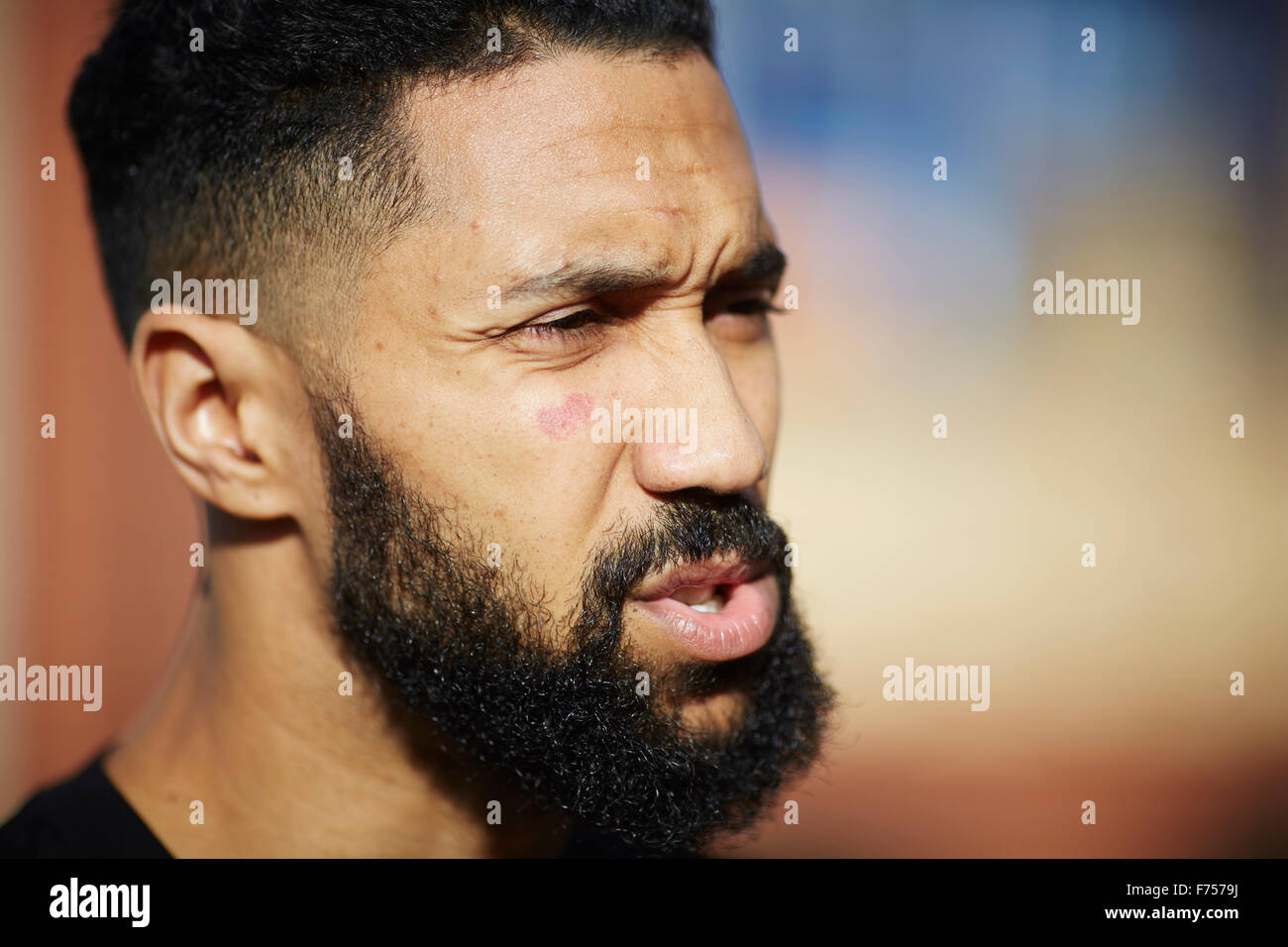 Manchester City und französische Fußball-Fußball-Spieler Gael Clichy asiatischen Bart Narbe Gesicht Wange sprechende Kopfschuss Sportler Stockfoto