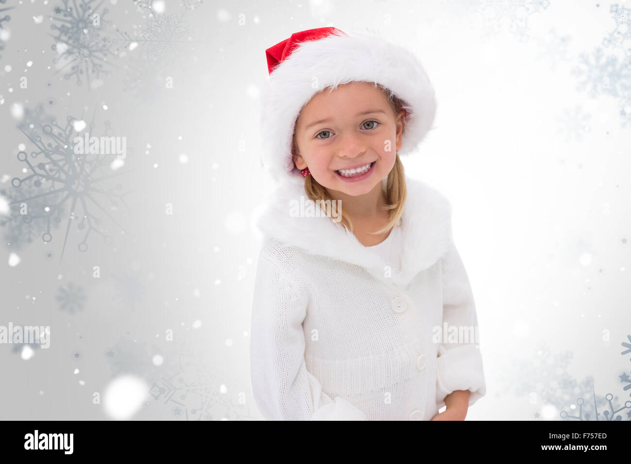 Zusammengesetztes Bild der niedliche kleine Mädchen tragen Weihnachtsmütze Stockfoto