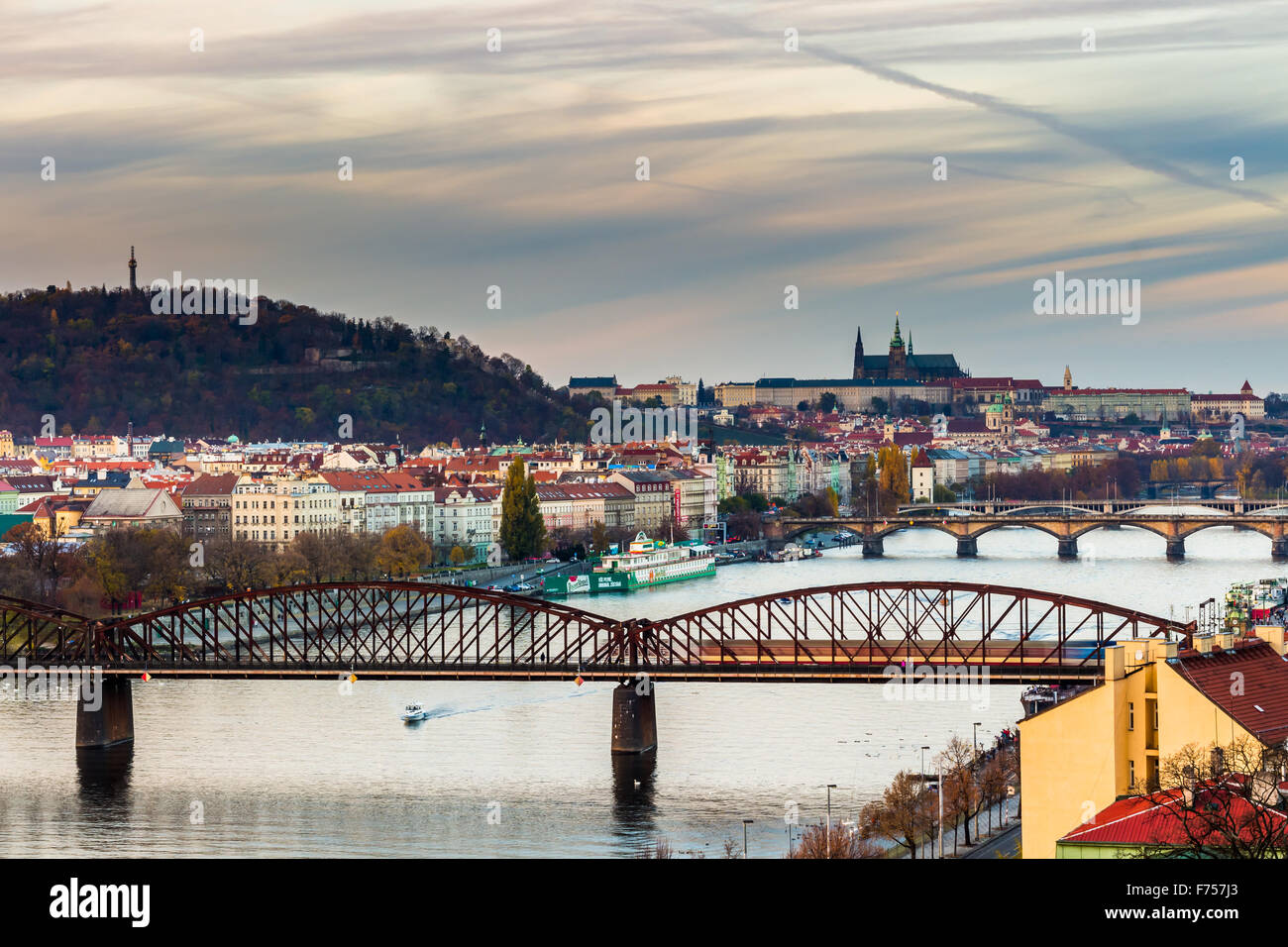 Blick auf die Prager Burg und Eisenbahn Brücke über Vltava/Moldau Fluss genommen von der Burg Vysehrad in Prag. Stockfoto