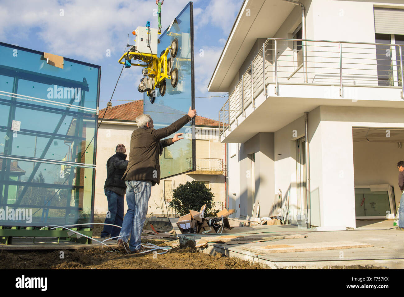 Bauarbeiter, die Installation von neuen Windows in einem Haus im Bau im Norden Italiens. Stockfoto