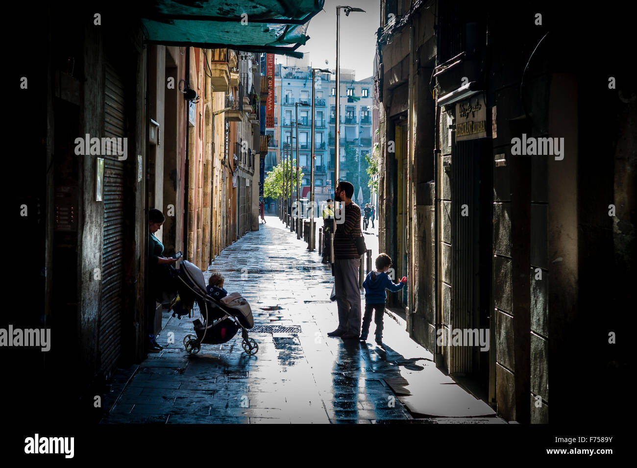 Ein Familienausflug an einem regnerischen Tag in El Raval, Barcelona, Spanien. Stockfoto