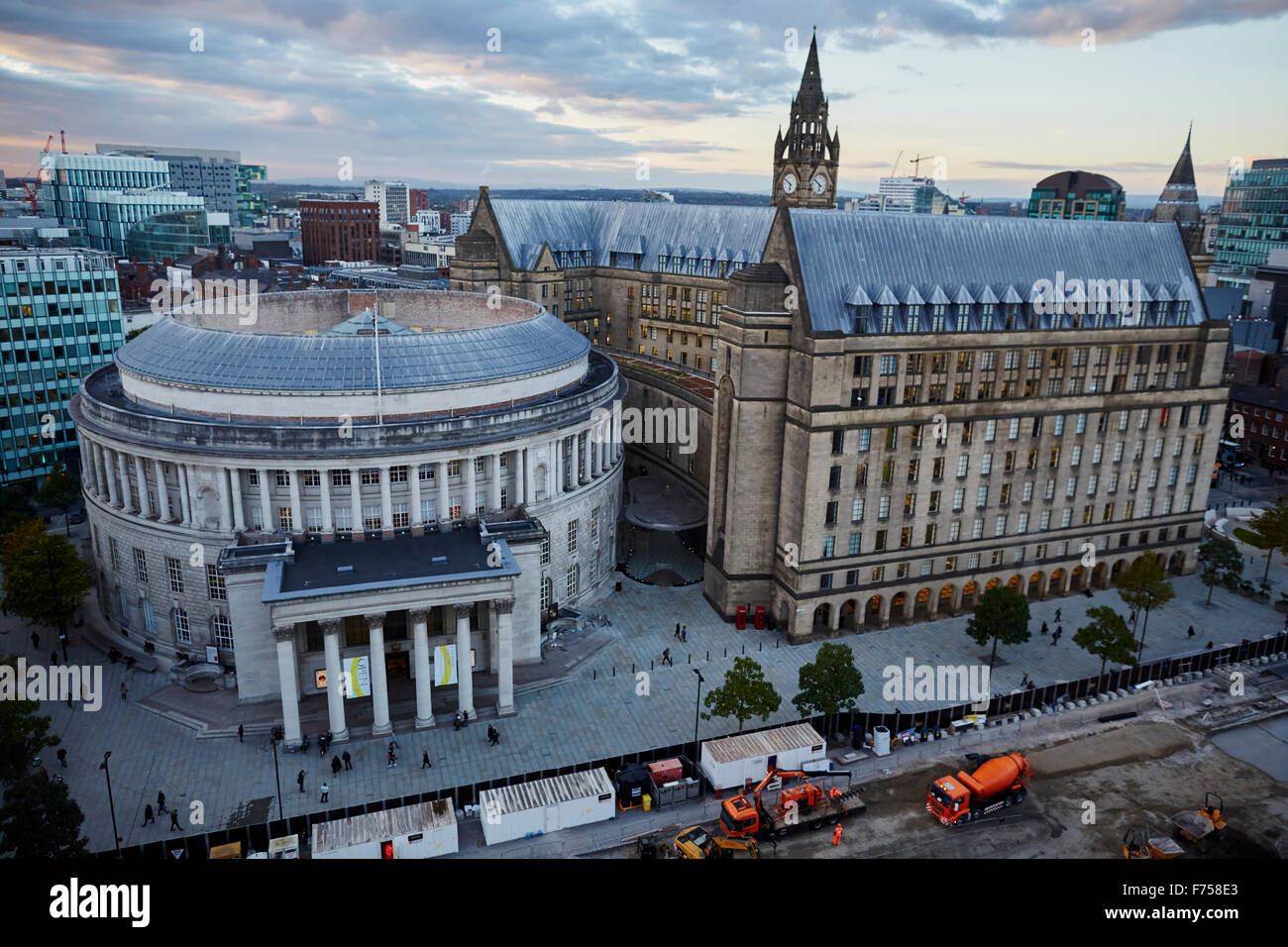 Manchester-Skyline zeigen sich die Dächer und central Library und dem Rathaus Erweiterung Turm Lichtschacht Strahlen durch die Wolken Stockfoto