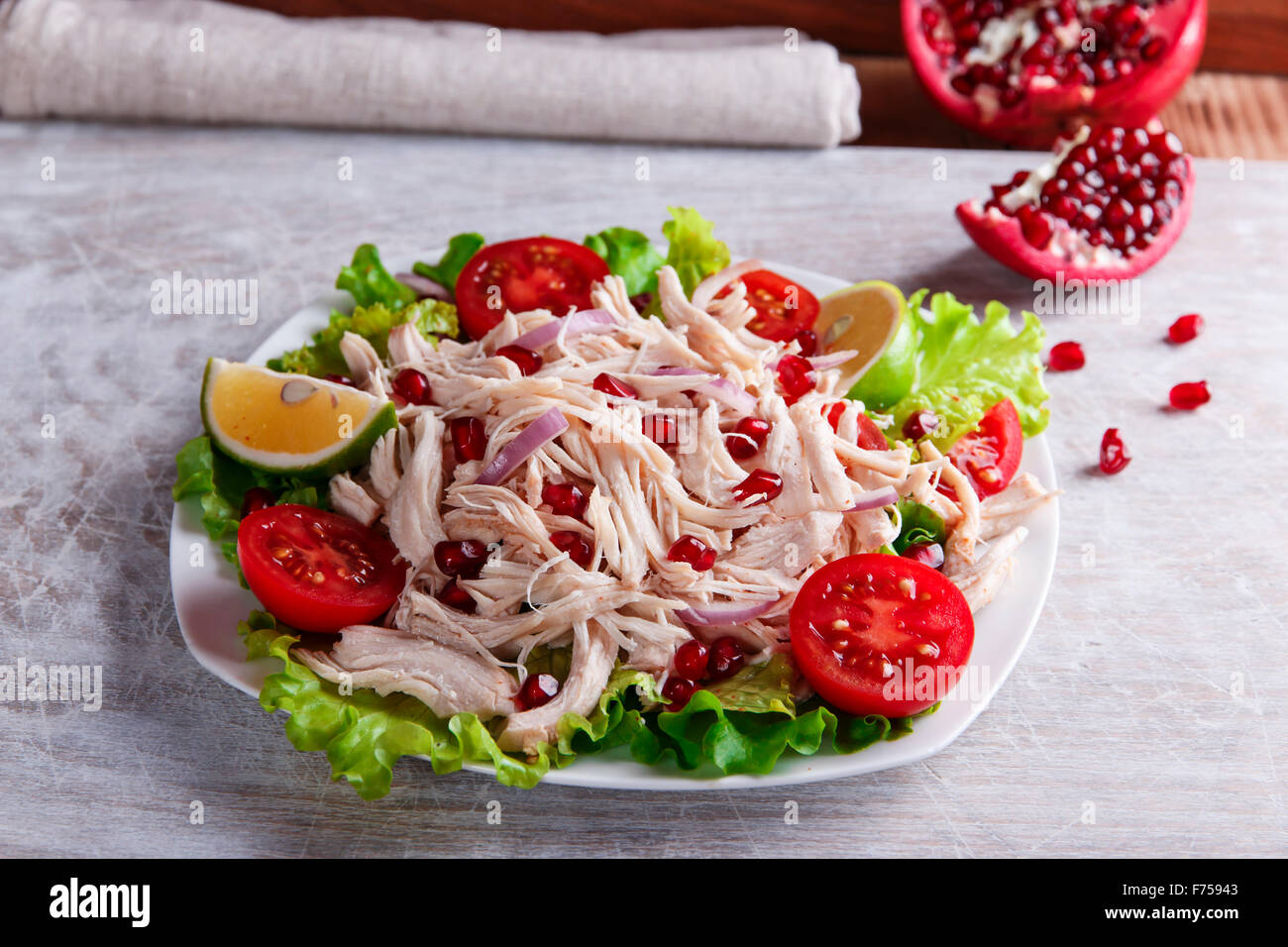 Salat von weißem Hühnerfleisch mit Tomaten und Granatapfel Samen Stockfoto