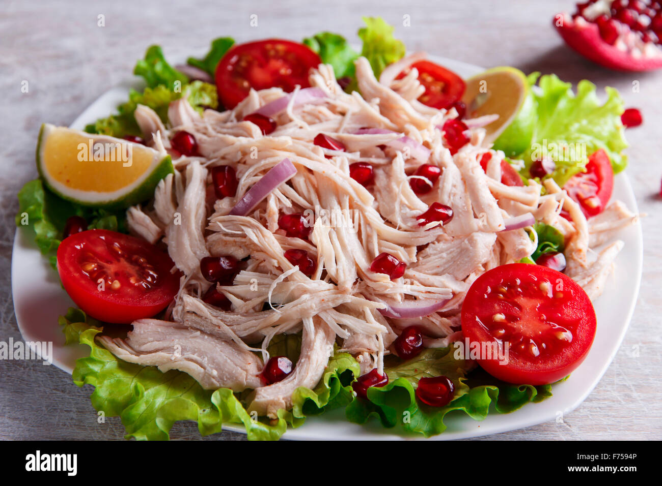 Salat von weißem Hühnerfleisch mit Tomaten und Granatapfel Samen Stockfoto