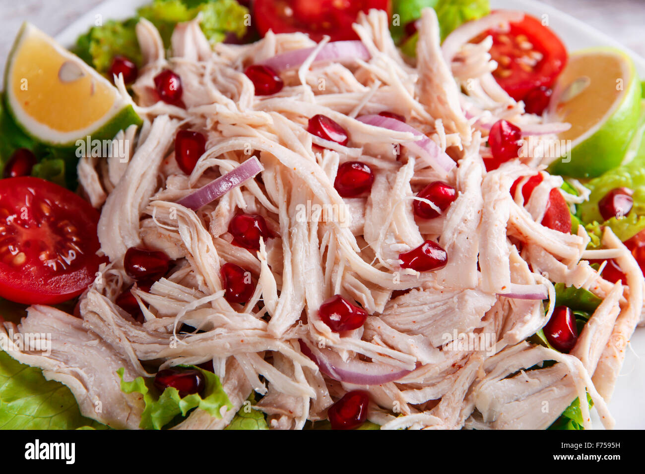 Salat von weißem Hühnerfleisch mit Tomaten und Granatapfel Samen Stockfoto