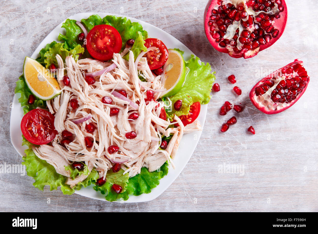 Salat von weißem Hühnerfleisch mit Tomaten und Granatapfel Samen Stockfoto
