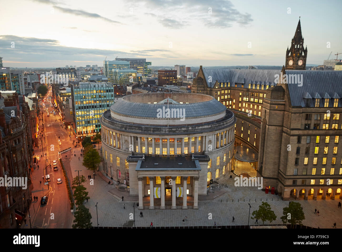Manchester-Skyline zeigen sich die Dächer und central Library und dem Rathaus Erweiterung Turm Lichtschacht Strahlen durch die Wolken Stockfoto