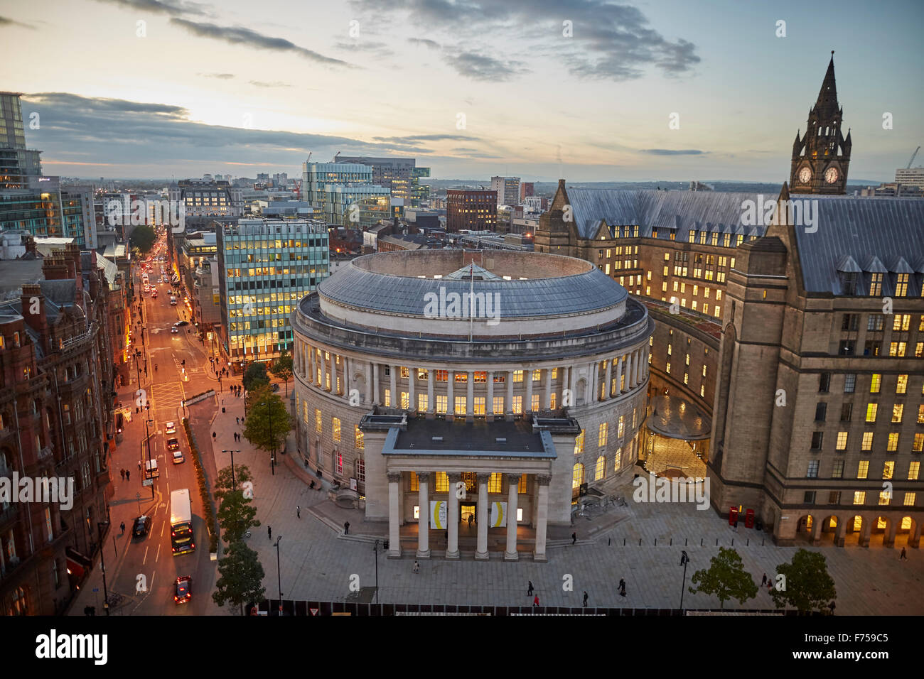 Manchester-Skyline zeigen sich die Dächer und central Library und dem Rathaus Erweiterung Turm Lichtschacht Strahlen durch die Wolken Stockfoto