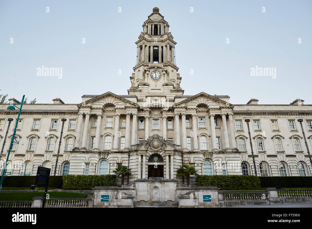 Stockport-Rathaus, entworfen vom Architekten Sir Alfred Brumwell Thomas bezeichnet ein Denkmalgeschütztes Gebäude im Jahr 1975 Stein Buildi Stockfoto