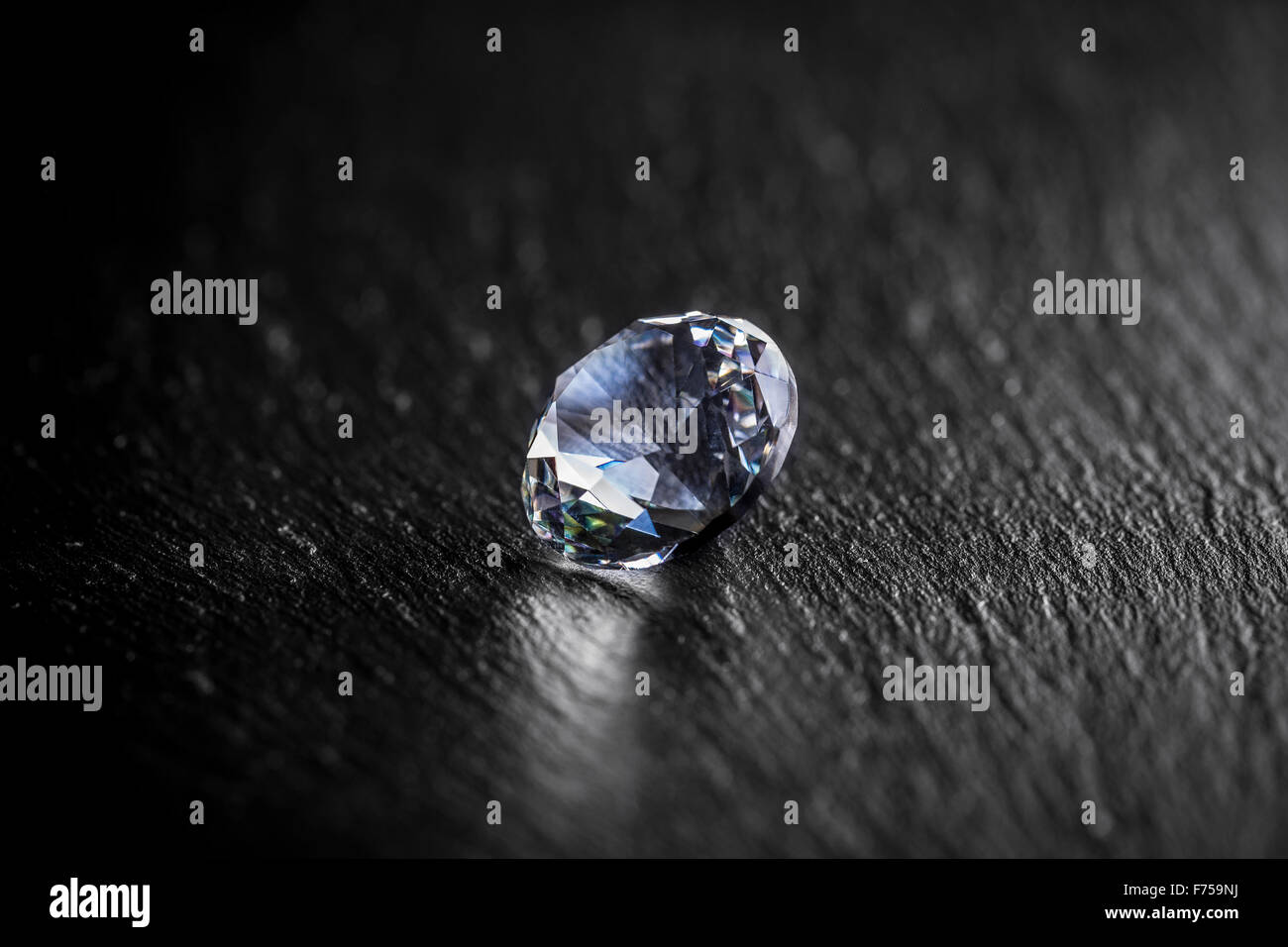Glänzende Diamanten auf dunklen Metalloberfläche Stockfoto