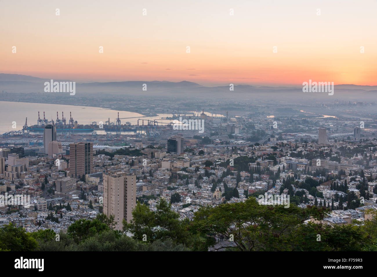 Sonnenaufgang in Haifa von Louis Promenade aus gesehen Stockfoto