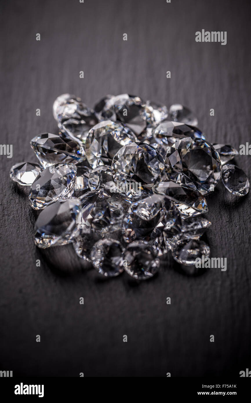 Haufen von Diamanten auf dunklem Hintergrund Stockfoto