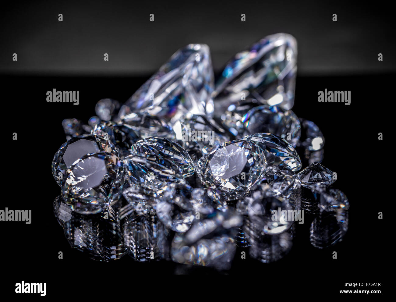 Luxus Diamanten auf schwarzem Hintergrund - Clipping-Pfad enthalten Stockfoto