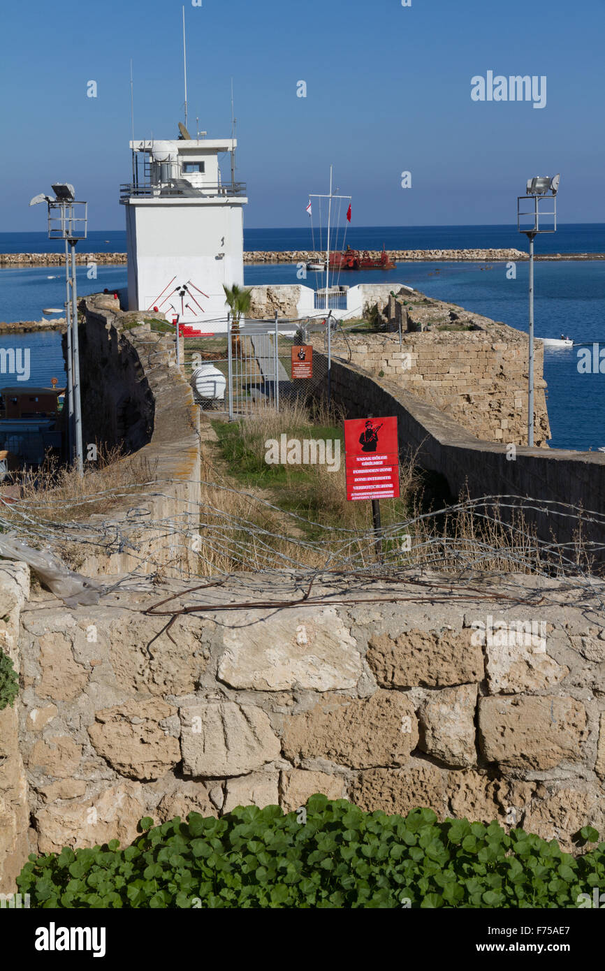 Suche in eine verbotene Zone in Famagusta, die Türkische Republik Nordzypern Stockfoto