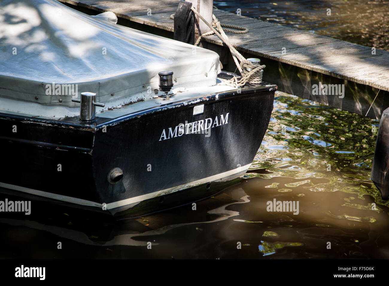 Grachtenboot auf Grachten in Amsterdam in den Niederlanden Stockfoto