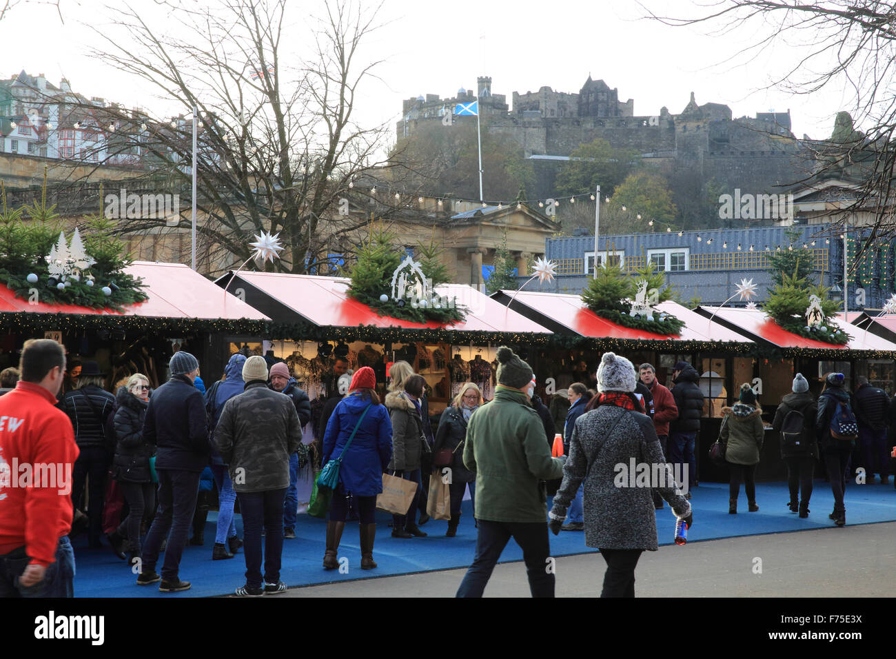 Edinburgh-Weihnachtsmarkt in East Princes Street Gardens mit dem Schloss hinter, auf einem sonnigen, Wintertag, in Schottland, Großbritannien Stockfoto