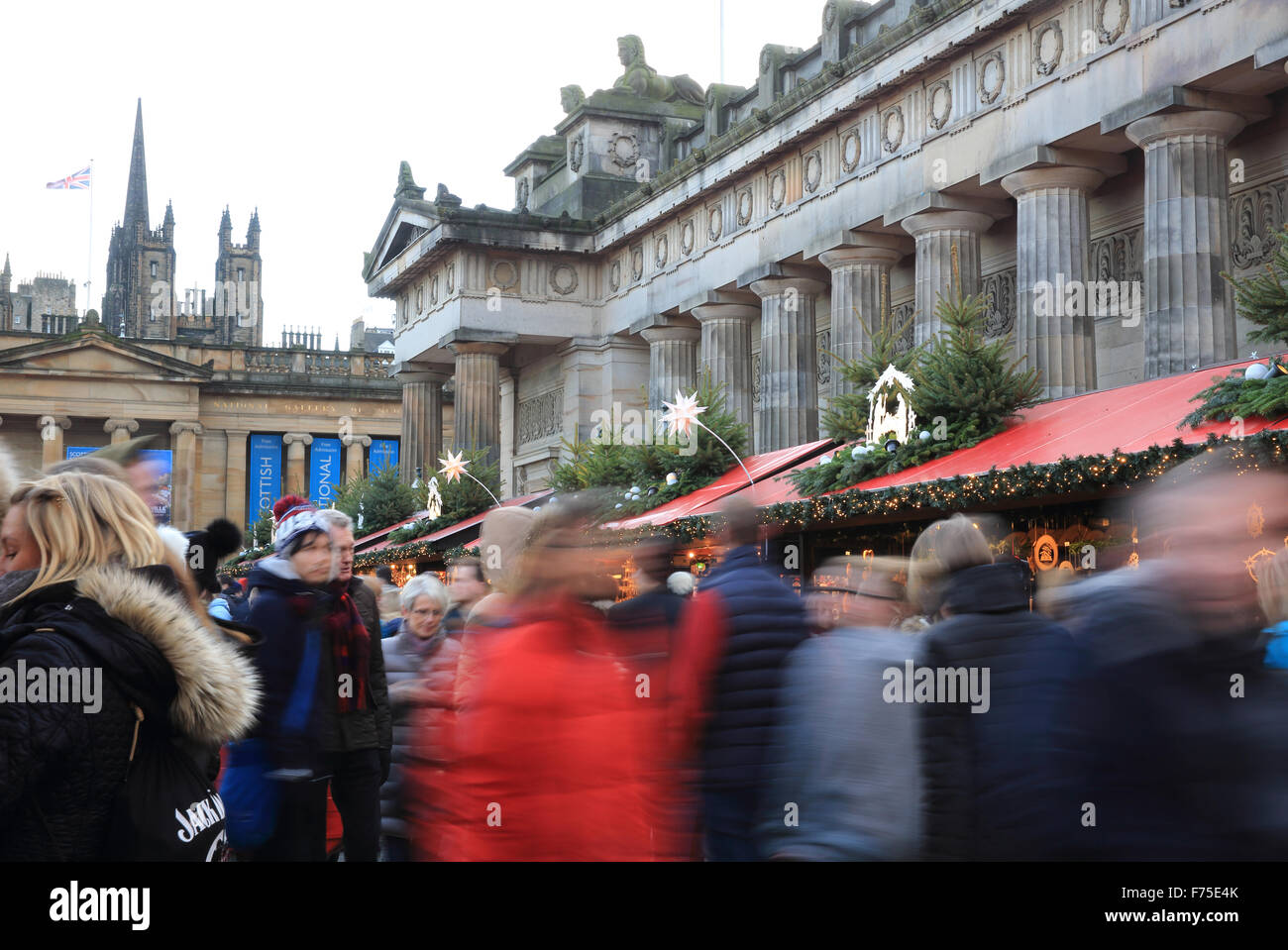 Die beliebte deutsche Weihnachtsmarkt vor der Royal Scottish Academy in Edinburgh, Scotland, UK Stockfoto