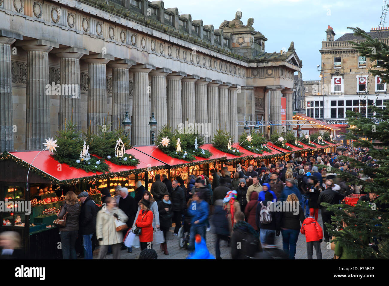Die beliebte deutsche Weihnachtsmarkt vor der Royal Scottish Academy in Edinburgh, Scotland, UK Stockfoto