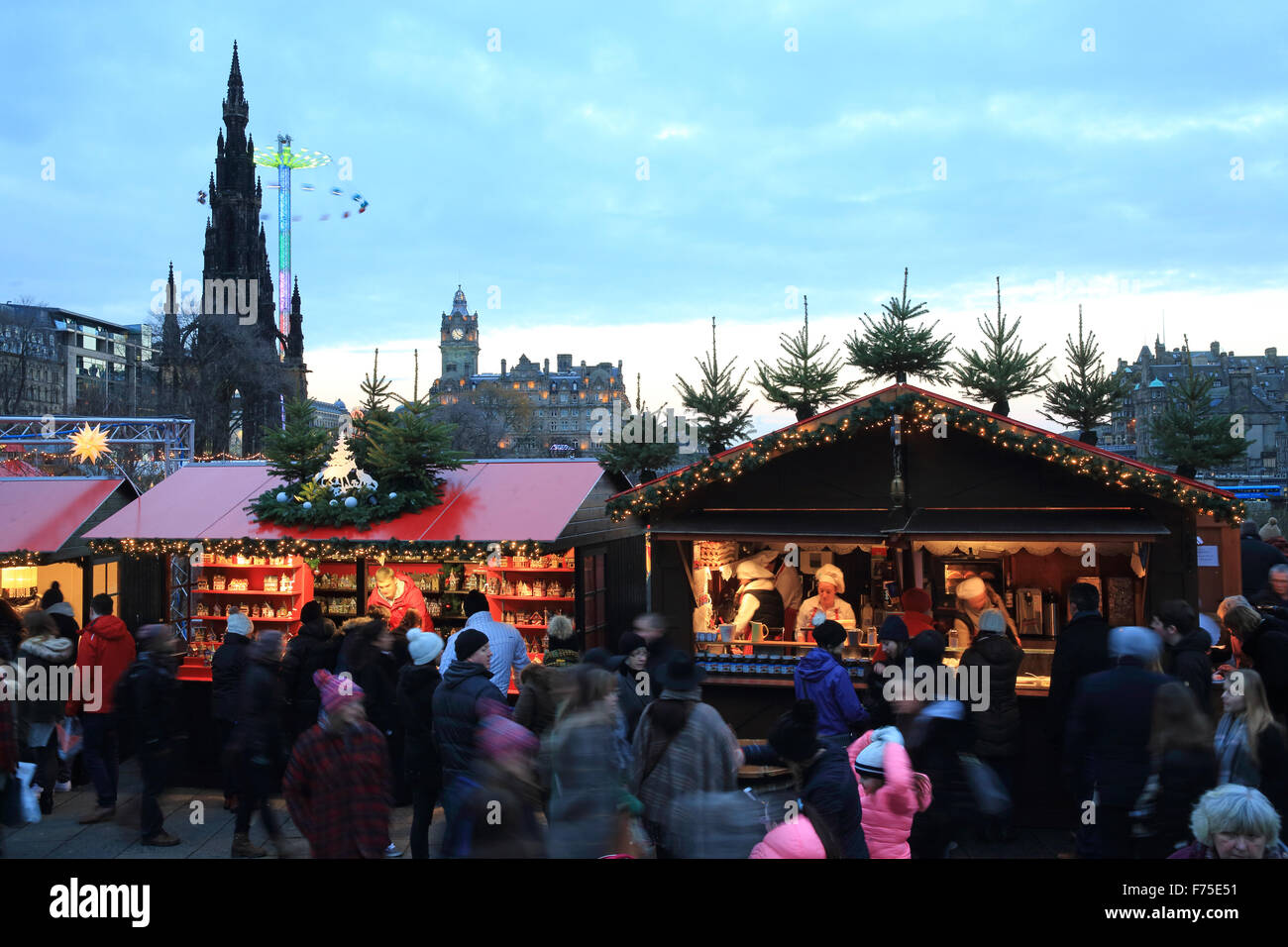 Edinburgh Weihnachtsmarkt, 2015, in East Princes Street Gardens mit dem Scott Monument, in Schottland, Großbritannien Stockfoto