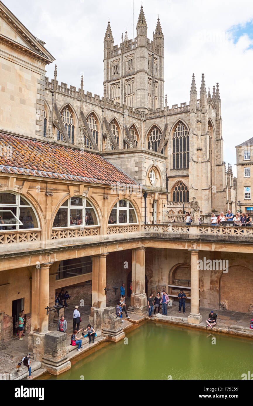 Roman Baths mit der Abteikirche von Bath im Hintergrund, Bath Somerset England Vereinigtes Königreich Großbritannien Stockfoto